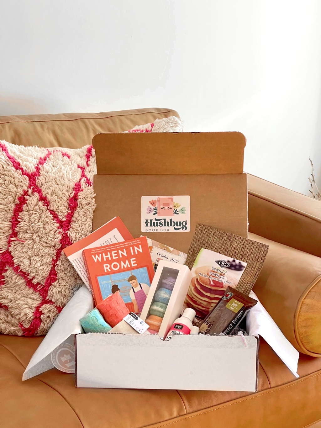 A book box for rom com lovers: Hushbug Book Box October 2022 🇨🇦